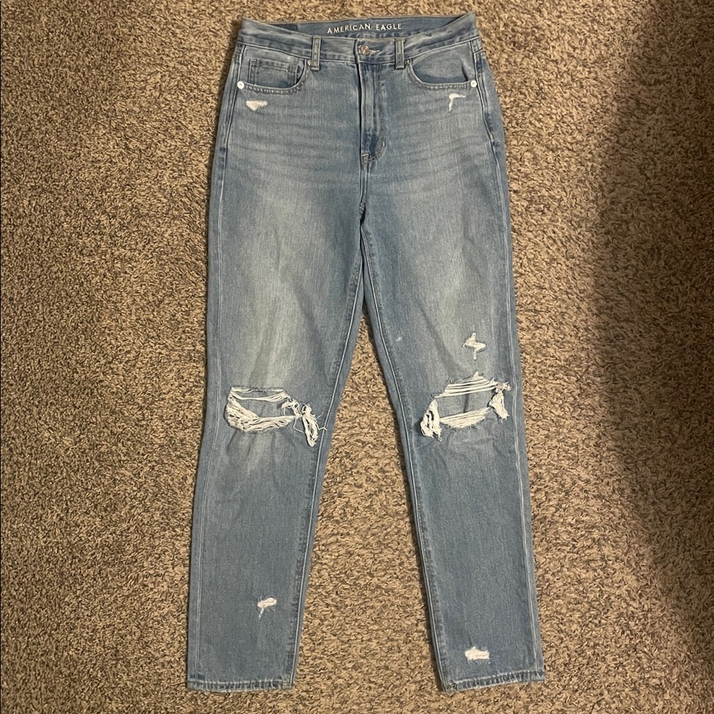 American Eagle distressed Mom Jean -size 6 long